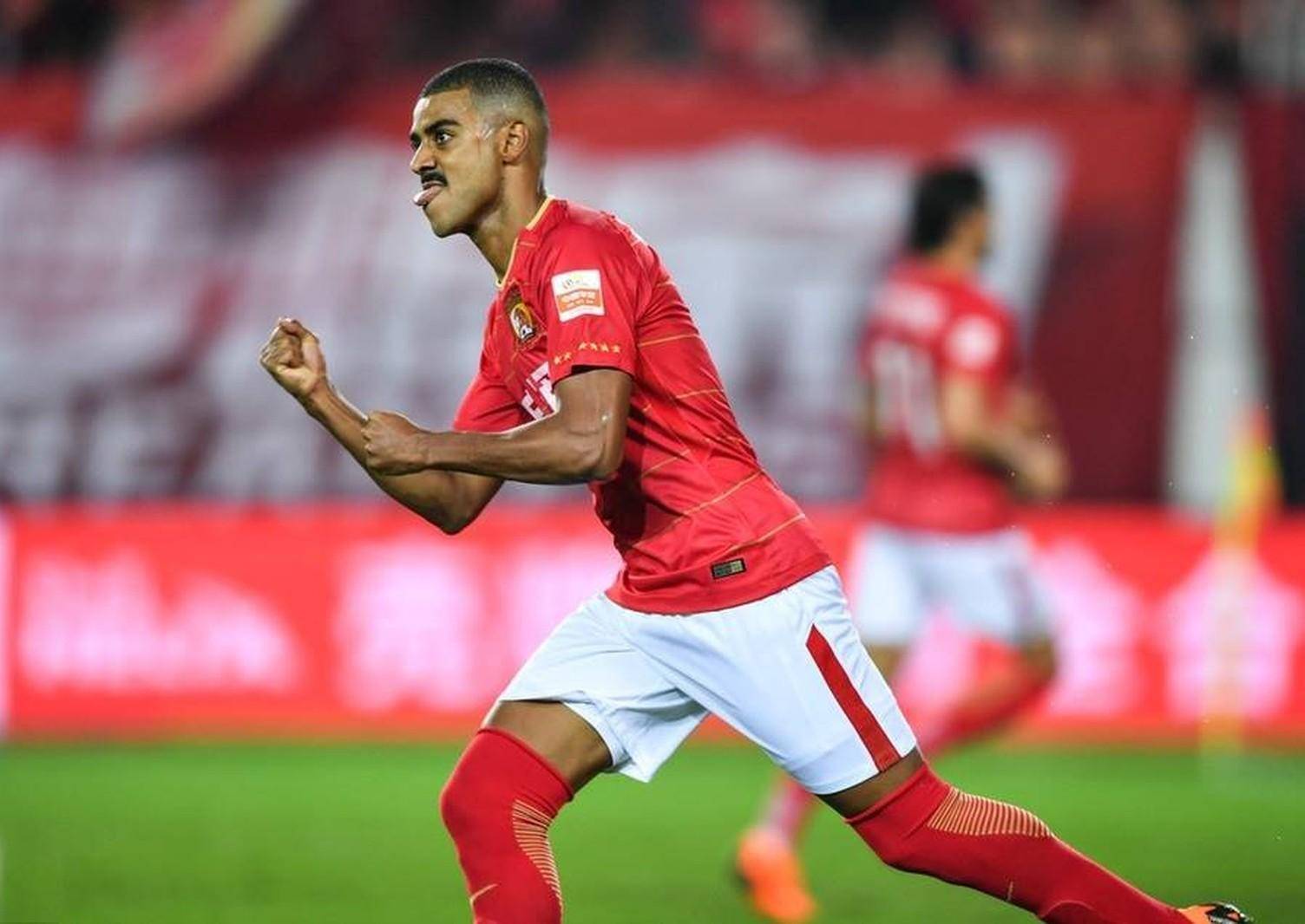 包含中超倒计时，拜仁慕尼黑集结日单刀错失，细节引发关注，引发热议，临场指挥获称赞的词条