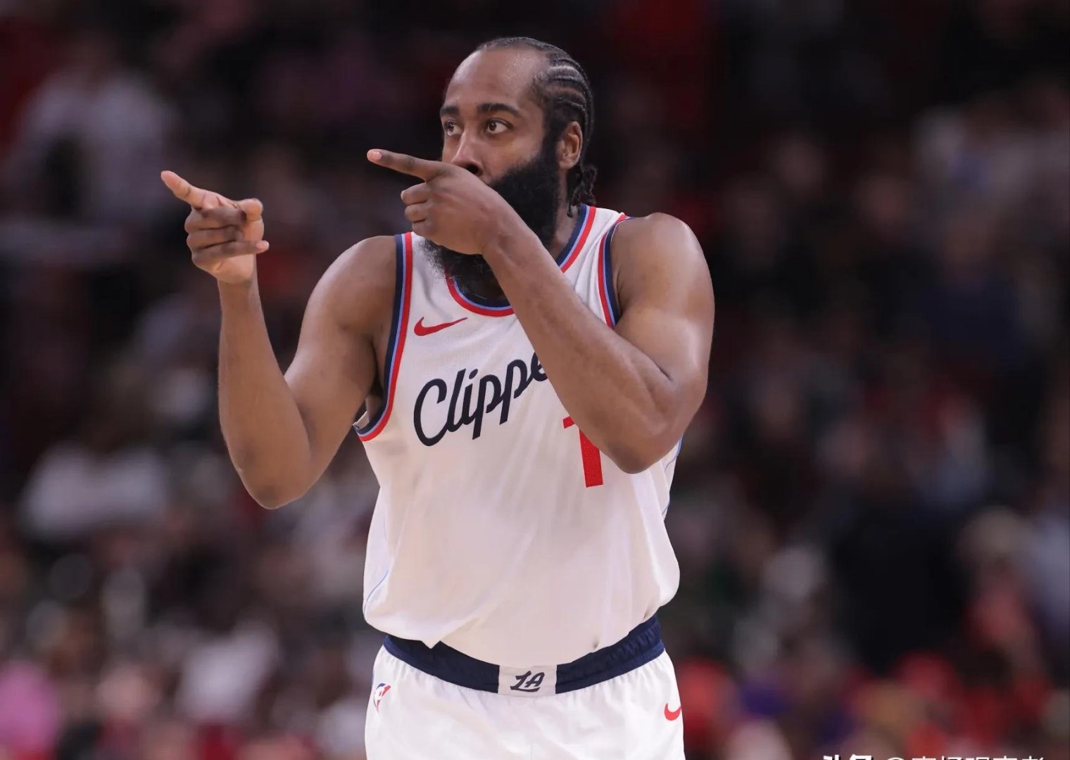 包含洛杉矶快船迎NBA总决赛关键赛，今晨更衣室发声，悬念犹存，更衣室氛围转暖的词条