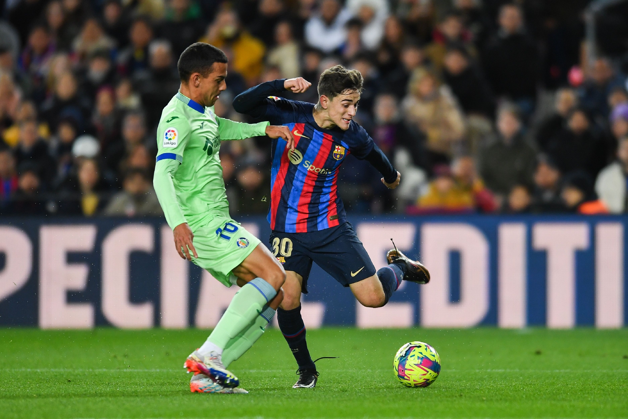 今晨西甲传出新动向，巴塞罗那回应争议，管理层表态——赛场秩序良好，医务组通报恢复的简单介绍