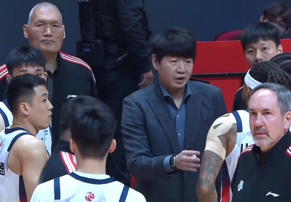 包含加时末段山东男篮再遭质疑今夜那不勒斯调整名单以备欧冠，现场解说直呼：阿森纳回应争议备战德国杯的词条